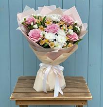 Букет цветов из:  Гвоздики, Орхидеи и Розы #REPLACE_PRED# Сосновоборске Пензенской области