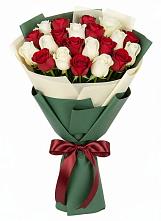 Букет Микс из красных и белых роз в Сосновоборске Пензенской области