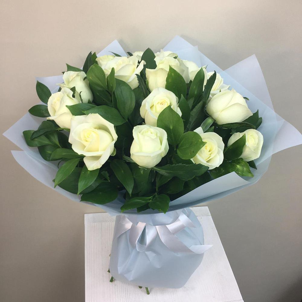 Букет 15 Белых роз Проуд в Сосновоборске Пензенской области