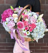 Цветочная композиция из Розы, Хризантемы, Пионы и Лизиантусы в корзине в Сосновоборске Пензенской области