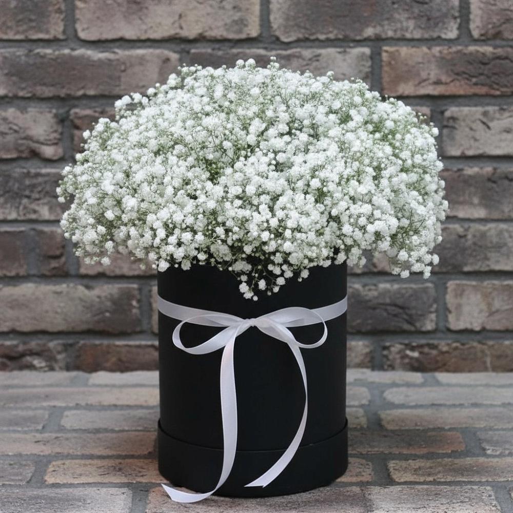 Цветочная композиция из Гипсофила в шляпной коробке в Сосновоборске Пензенской области