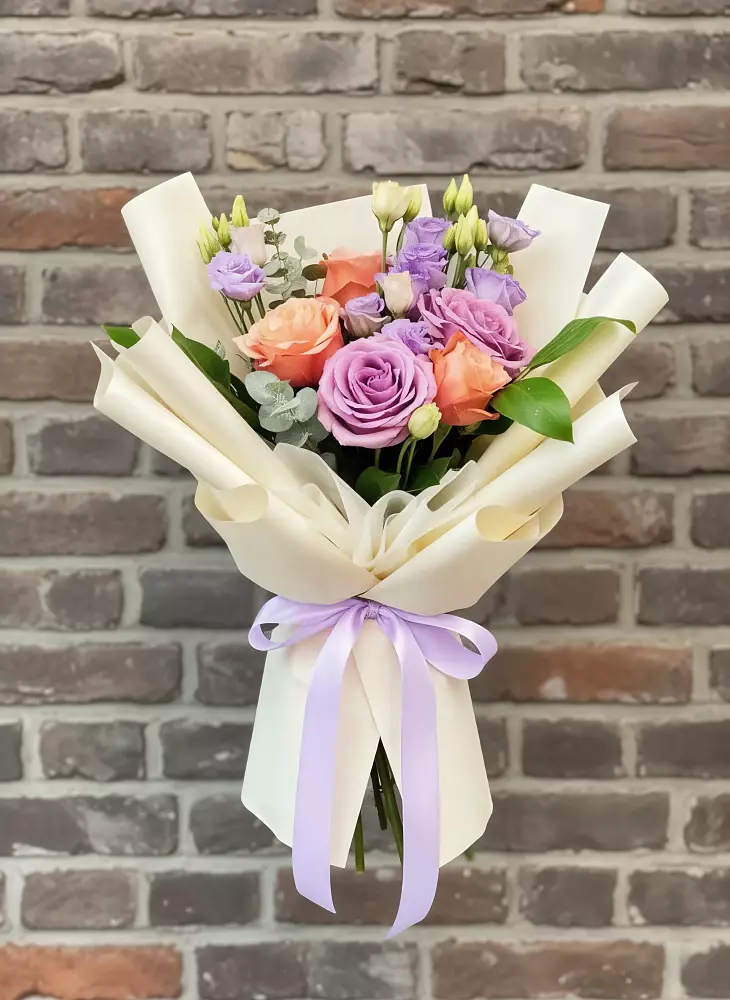 Букет цветов из: Лизиантусы и Розы в Сосновоборске Пензенской области