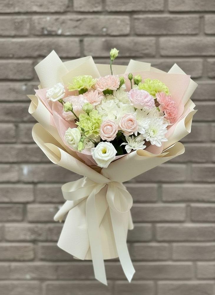 Букет цветов из: Гвоздики, Розы, Лизиантусы и Хризантемы в Сосновоборске Пензенской области