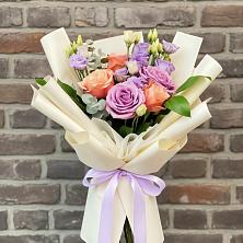 Букет цветов из:  Лизиантусы и Розы в Сосновоборске Пензенской области