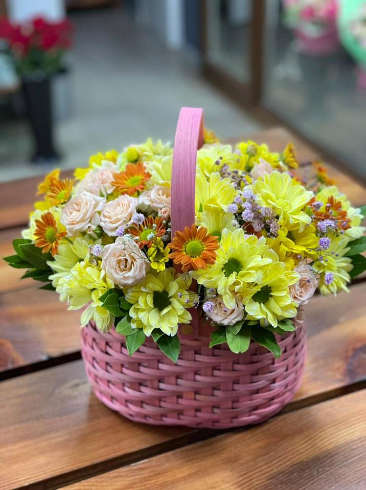 Цветочная композиция из Хризантемы и Розы в корзине в Сосновоборске Пензенской области