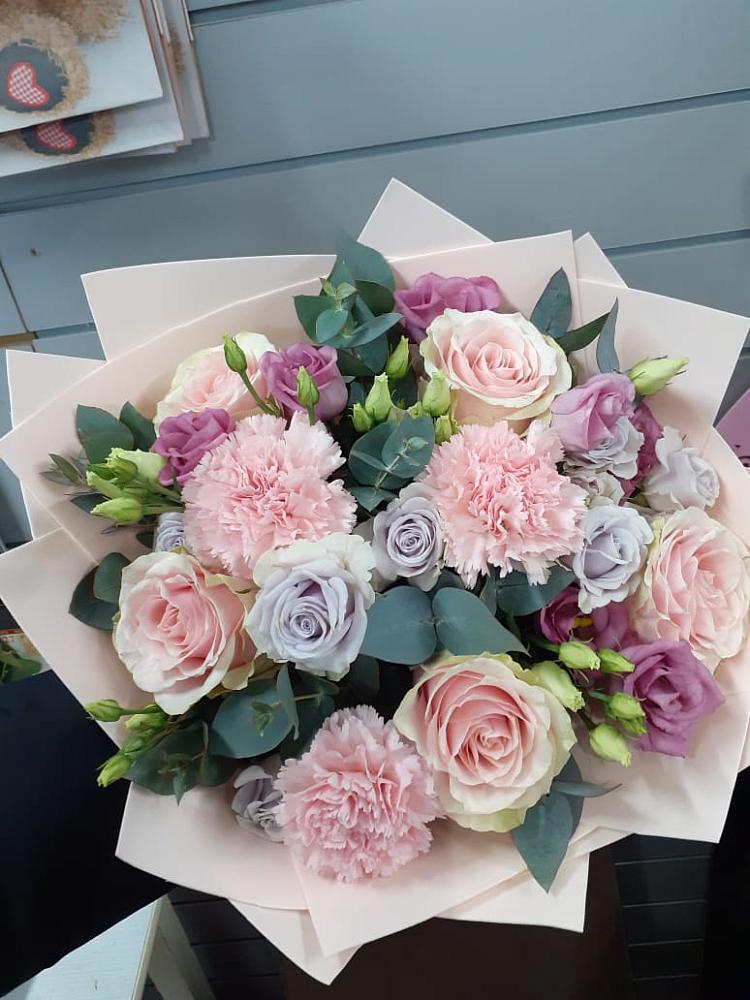 Букет цветов из: Розы, Гвоздики и Лизиантусы в Сосновоборске Пензенской области