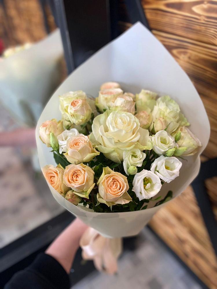 Букет цветов из: Розы и Лизиантусы в Сосновоборске Пензенской области